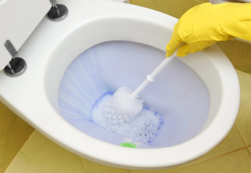 Faut-il nettoyer ses WC avec de l'eau de javel ?